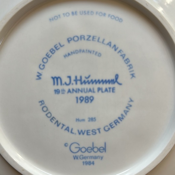 9 Pc. Hummel Collection Plate Bundle - Picture 12 of 16